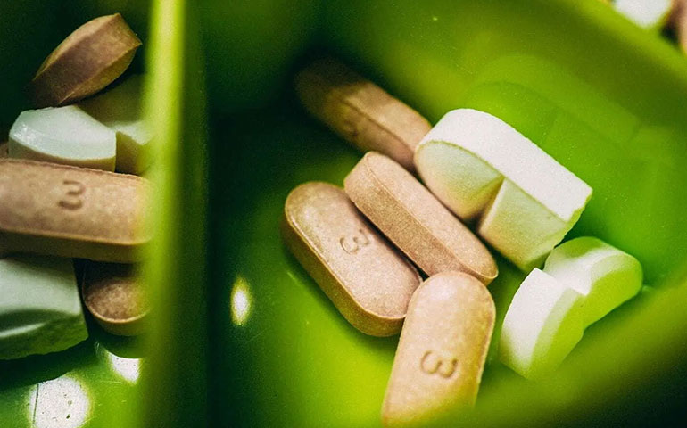 قرص و مکمل‌هایی که نباید شب مصرف کنید